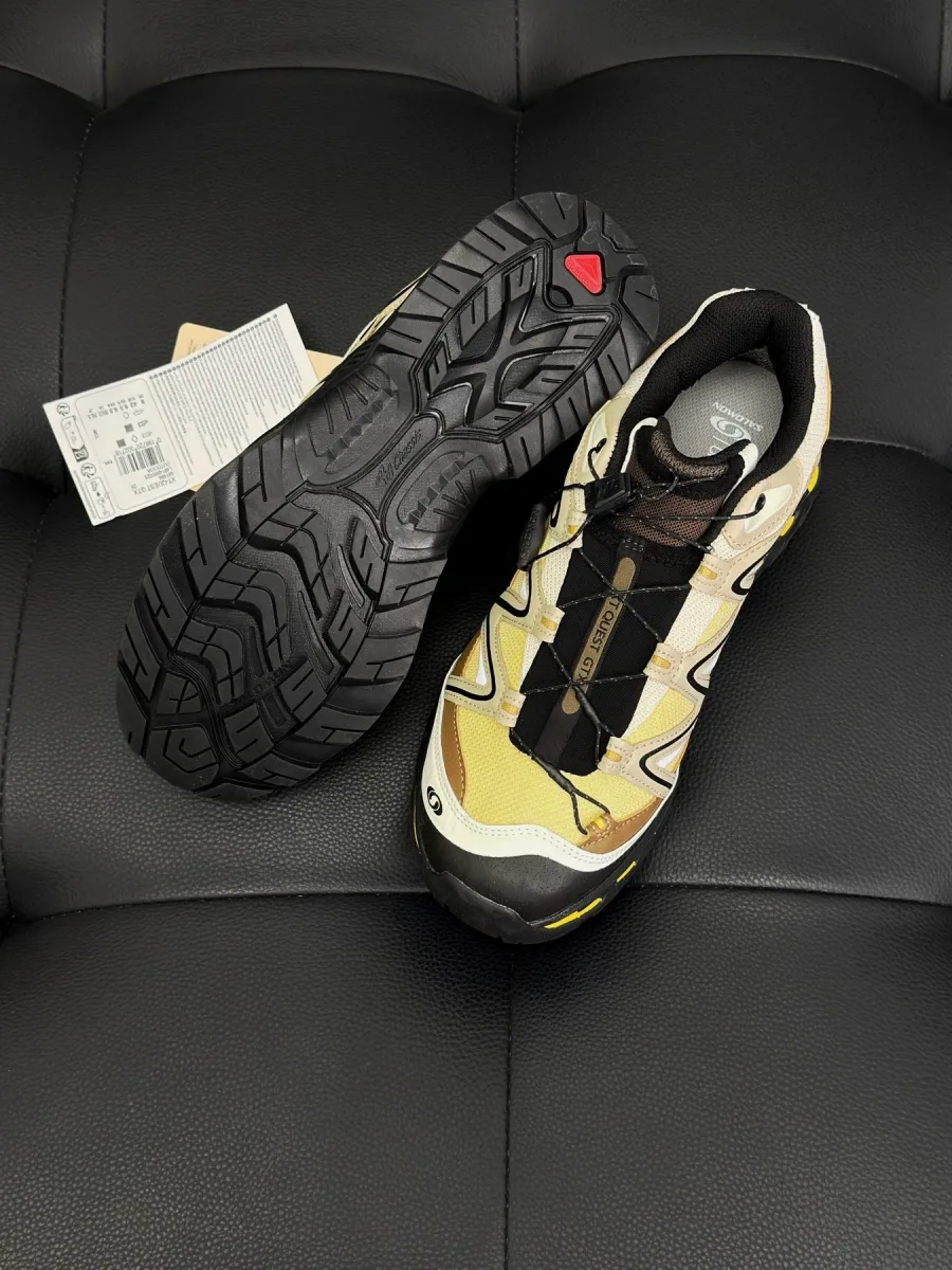 Кроссовок Salomon XT 3D и рельефная черная подошва с протектором