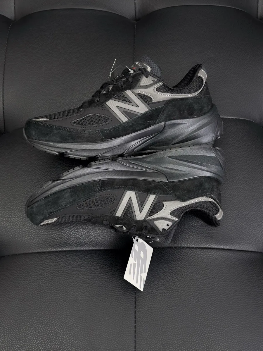 Чёрные кроссовки New Balance 990v6 с биркой, ракурс с внутренней стороны подошвы
