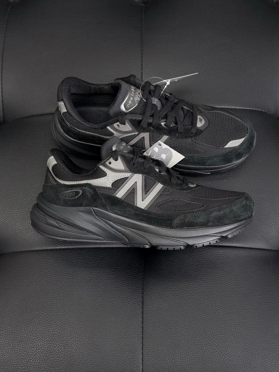 Кроссовки New Balance 990v6 в монохромном чёрном исполнении, вид сбоку