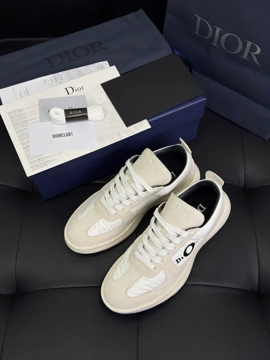 Бежевые кроссовки Dior Squash в фирменной коробке с аксессуарами, вид сверху под углом