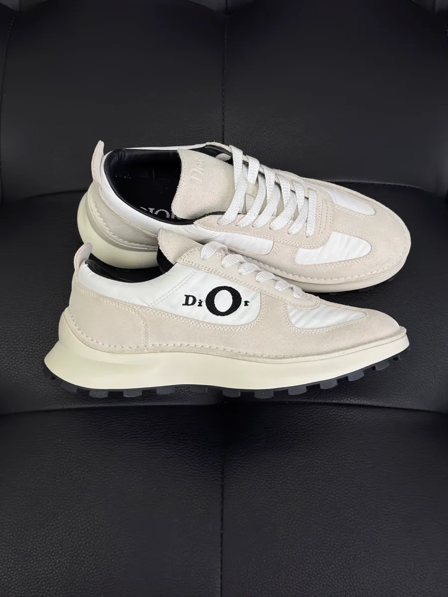 Кроссовки Dior Squash из бежевой замши и текстиля сбоку на темном фоне