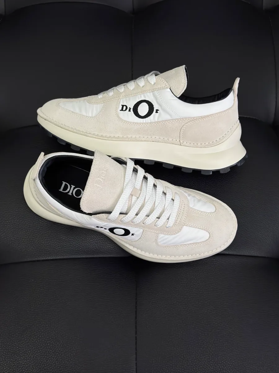 Кроссовки Dior Squash сбоку и сверху, демонстрирующие форму мыска и боковой логотип