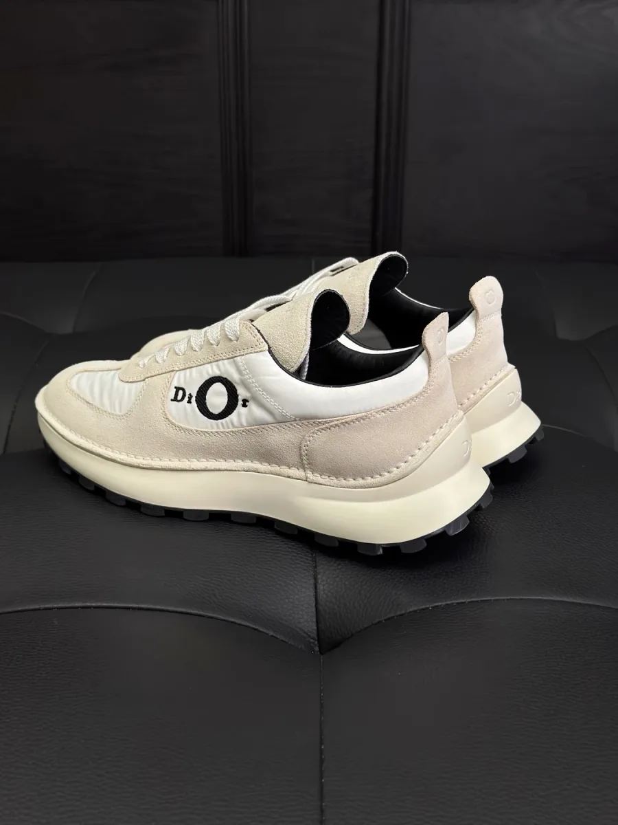 Бежевые кроссовки Dior Squash сзади под углом, видны петельки CD на пятке и подошва