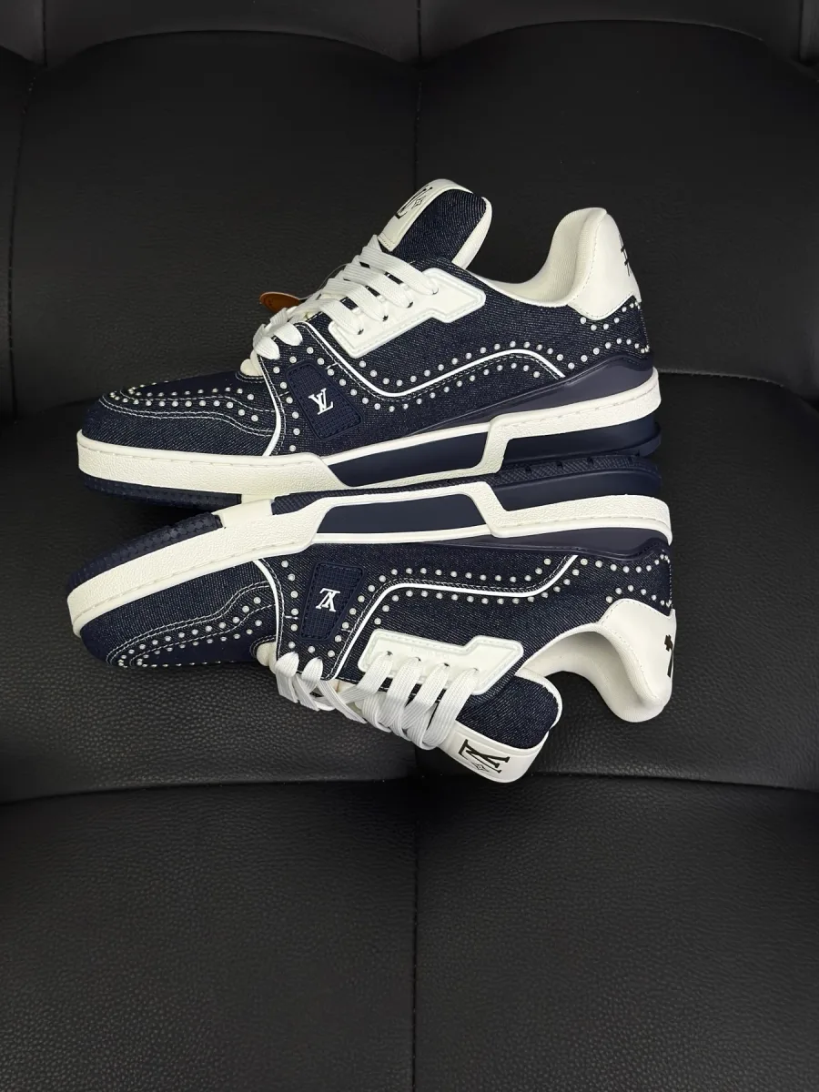 Кроссовки LV Trainer из синего денима со стразами, вид сверху и сбоку