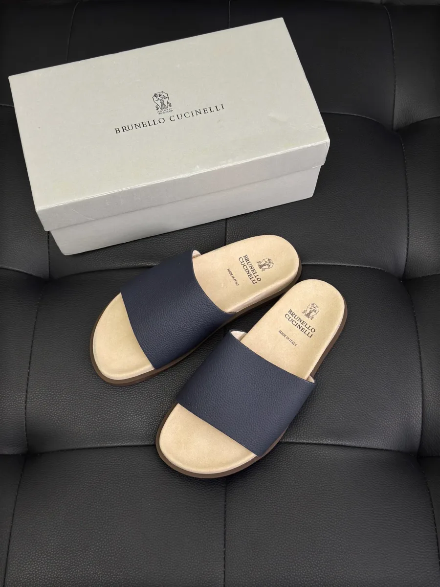 Синие кожаные шлёпанцы Brunello Cucinelli рядом с фирменной коробкой