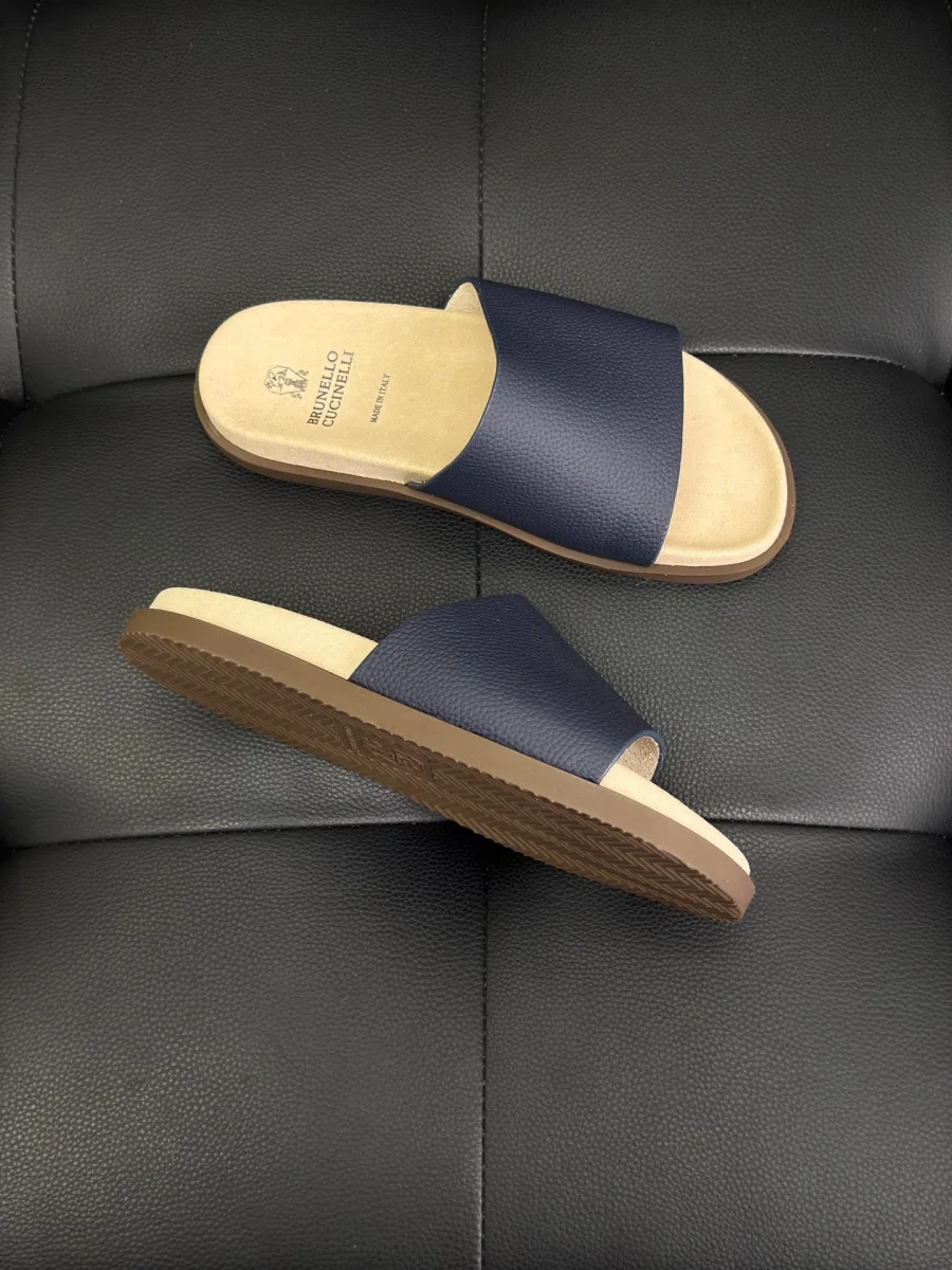 Шлёпанцы Brunello Cucinelli из синей кожи, вид сбоку и на подошву
