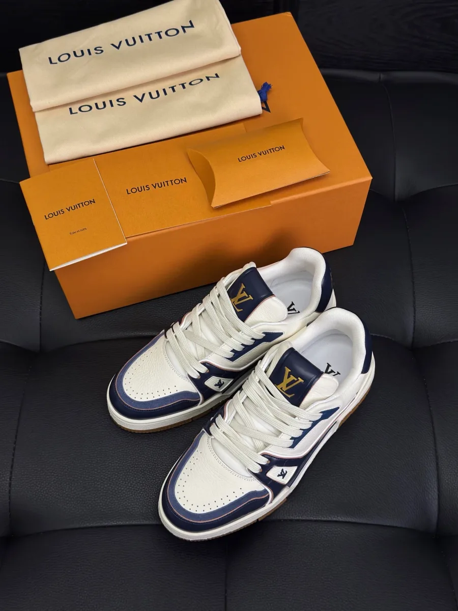 Бело-синие кроссовки LV Trainer рядом с фирменной коробкой и пыльниками