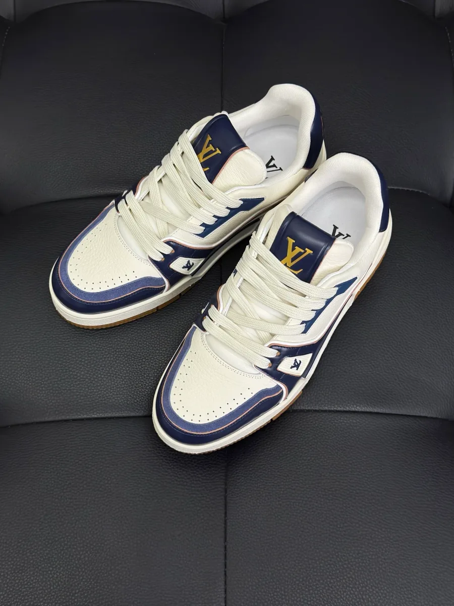 Пара кроссовок LV Trainer из зернистой кожи, вид сверху под углом