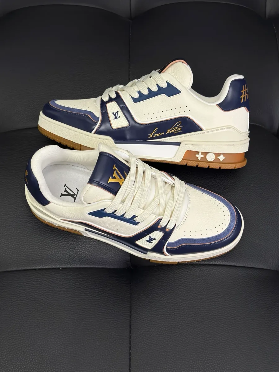 Кроссовки LV Trainer, ракурс сбоку и сверху на кожаный верх