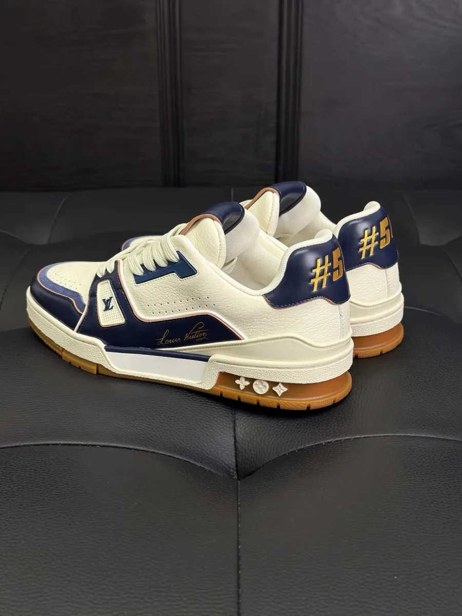 Кроссовки LV Trainer, вид сзади с тиснением 54 на пятке