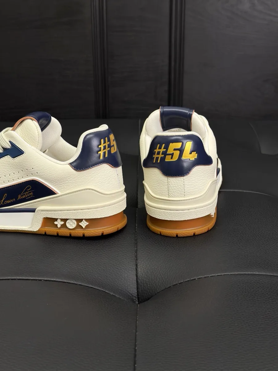 Задняя часть кроссовок LV Trainer с контрастной синей накладкой 54