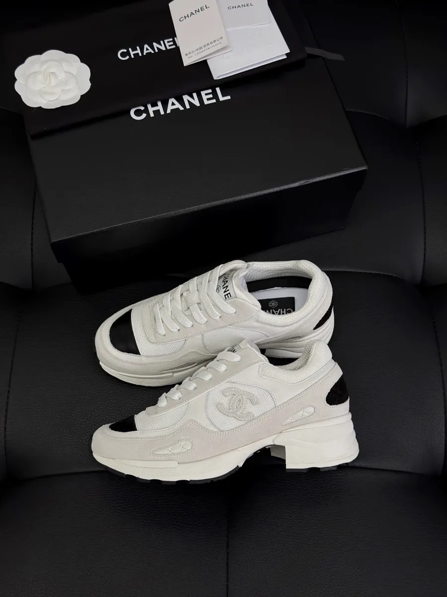 Белые кроссовки Chanel с коробкой, вид сбоку