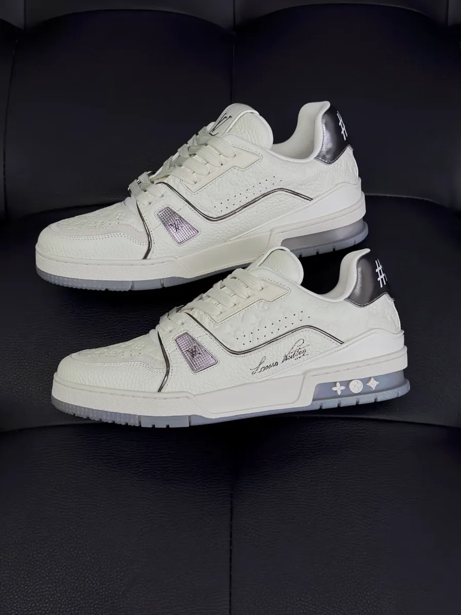 Пара белых кроссовок LV Trainer с тиснением Mini Monogram, вид сбоку