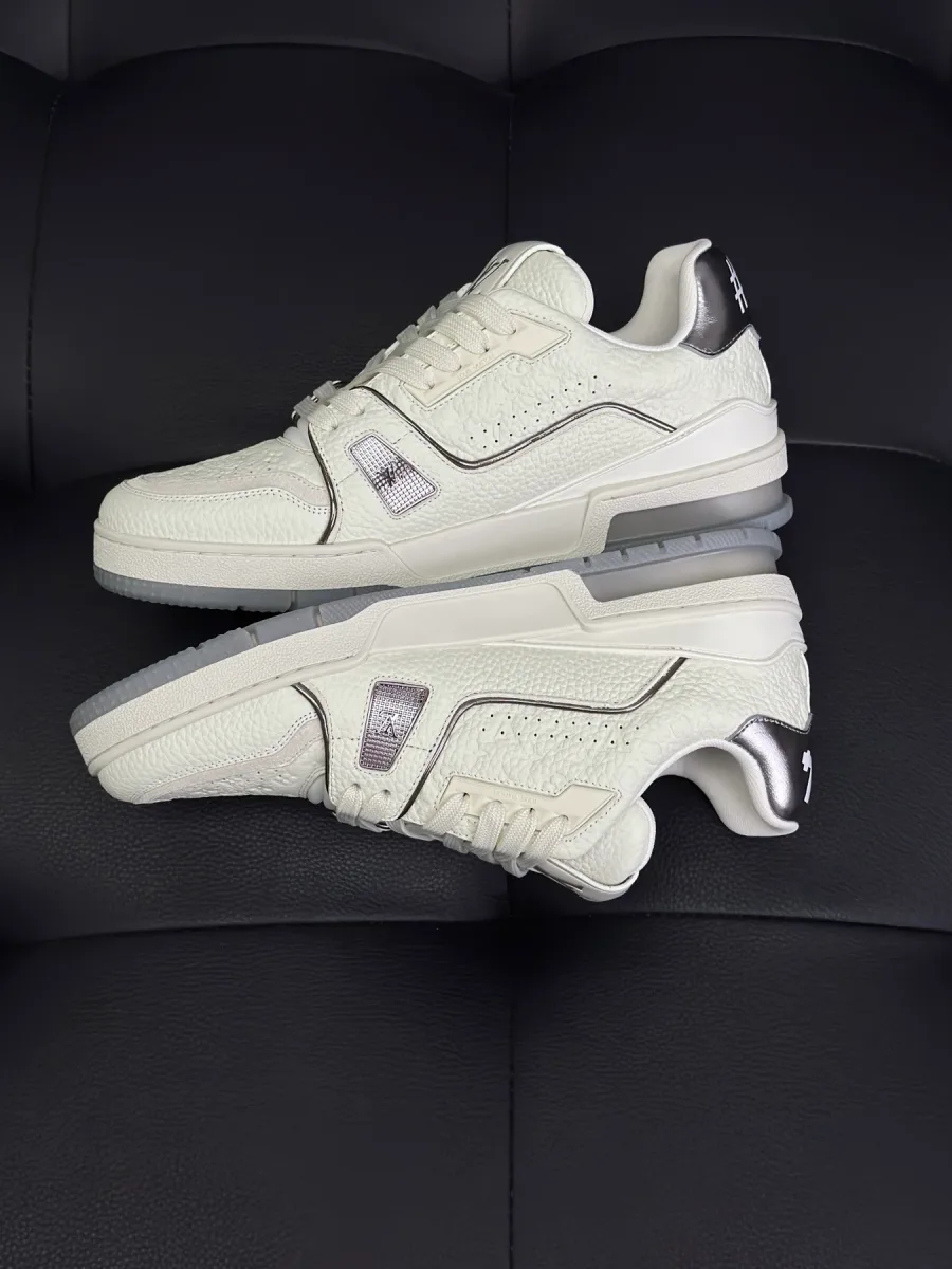 Кроссовки LV Trainer, вид сбоку и со стороны подошвы