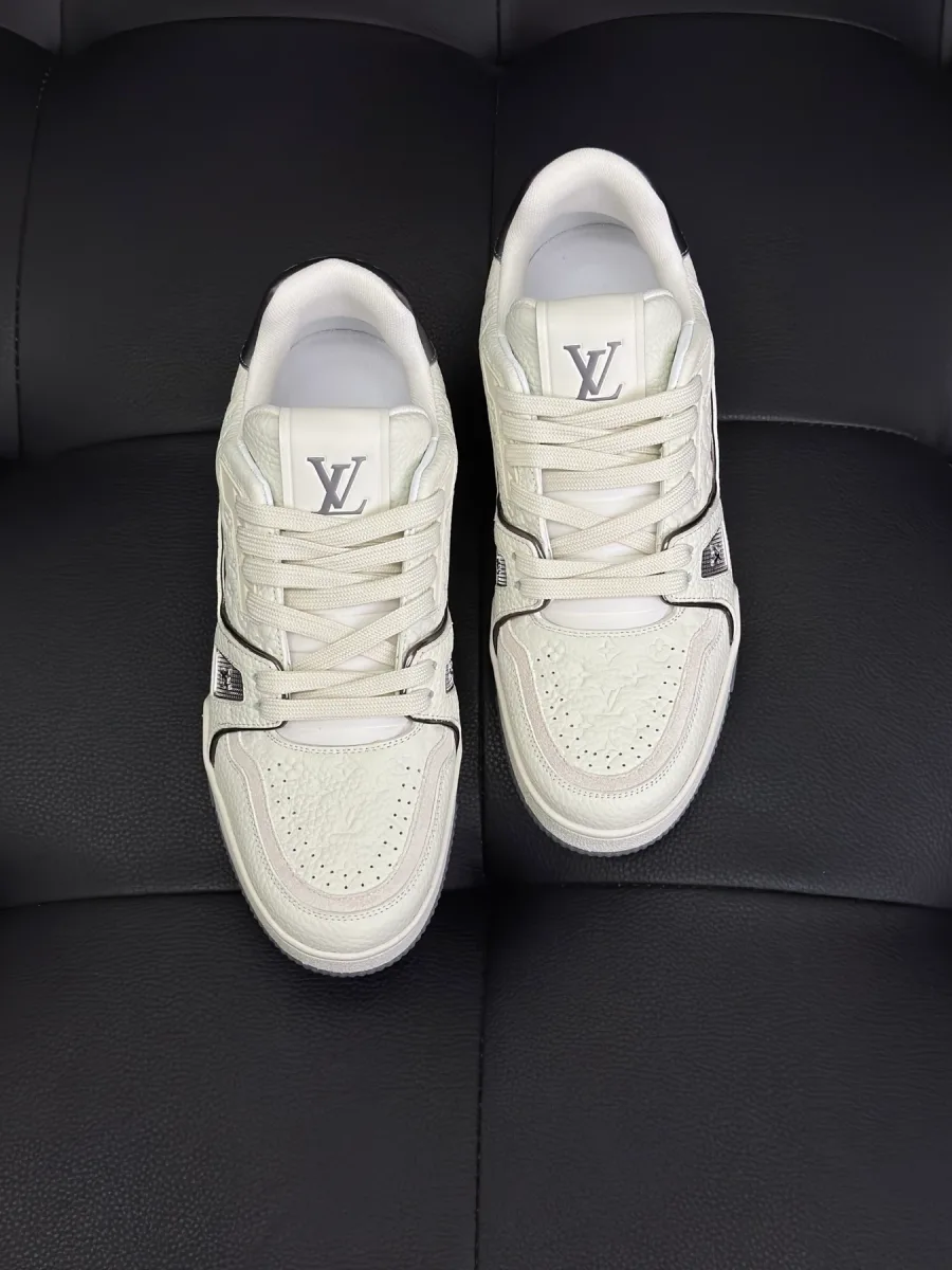 Кроссовки LV Trainer со шнуровкой и логотипом LV на язычке, вид сверху