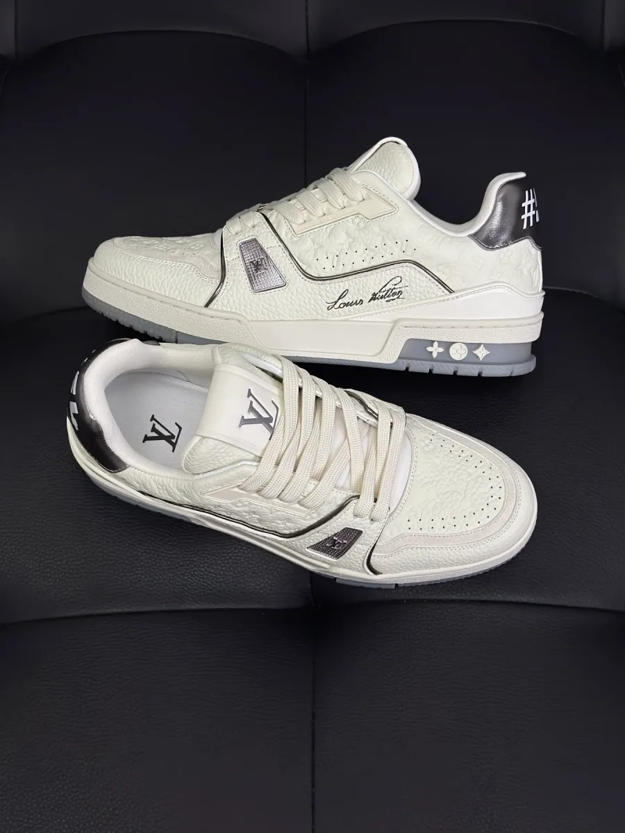 Пара кроссовок LV Trainer с зернистой фактурой, ракурс три четверти