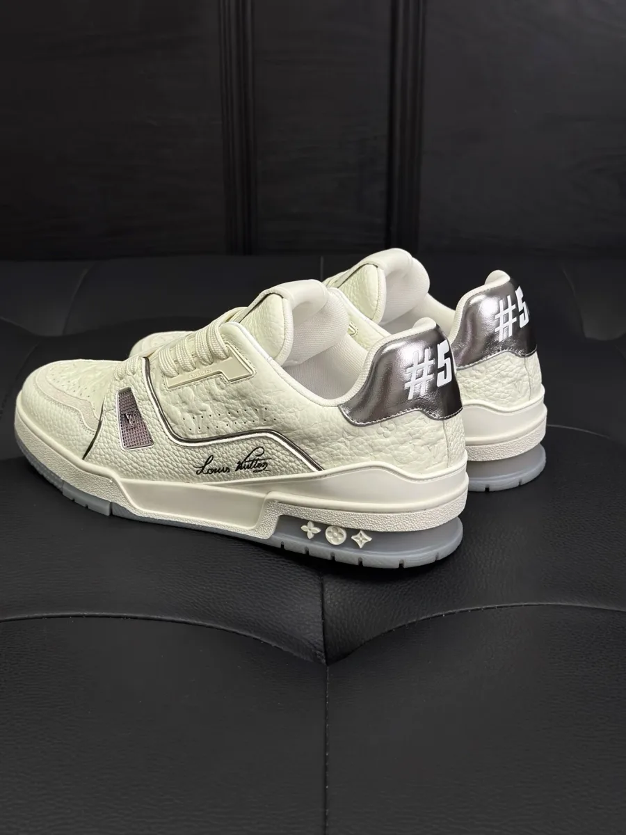 Кроссовки LV Trainer со стороны задников и цветков Monogram на подошве