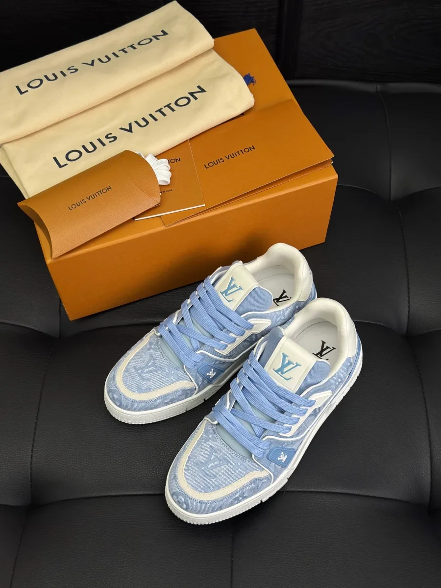 Голубые кроссовки LV Trainer из канваса Monogram рядом с фирменной коробкой и пыльником