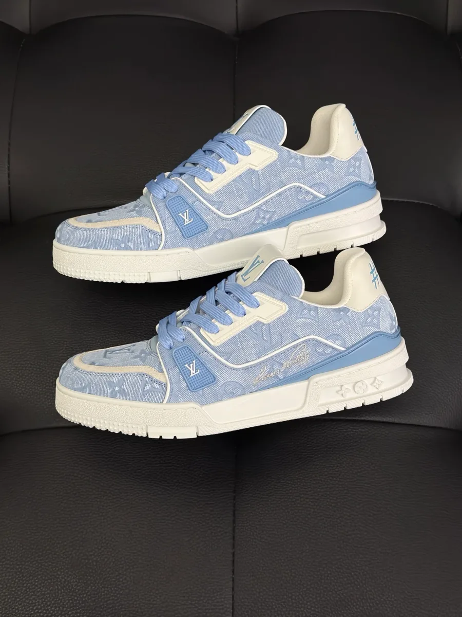 Голубые кроссовки LV Trainer с узором Monogram, вид сбоку на кожаную отделку и шнуровку