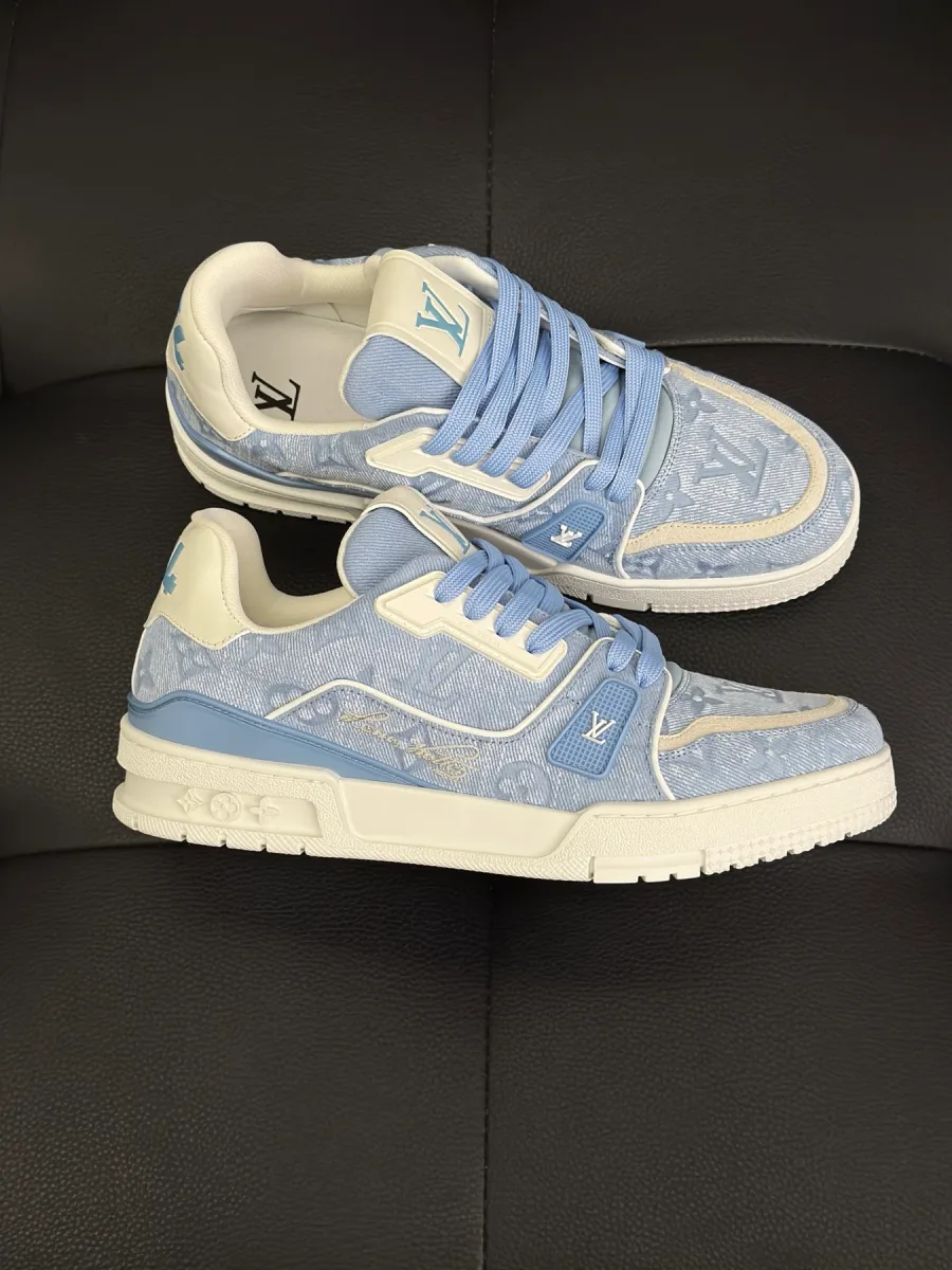 Голубые кроссовки LV Trainer с узором Monogram, ракурс сверху и сбоку