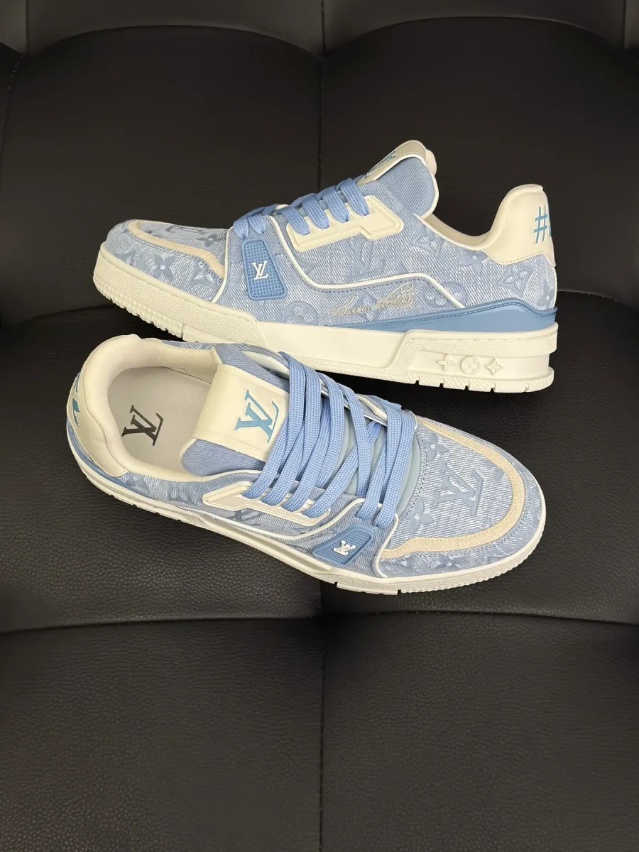 Пара низких кроссовок LV Trainer из голубого канваса, вид на верх и профиль подошвы