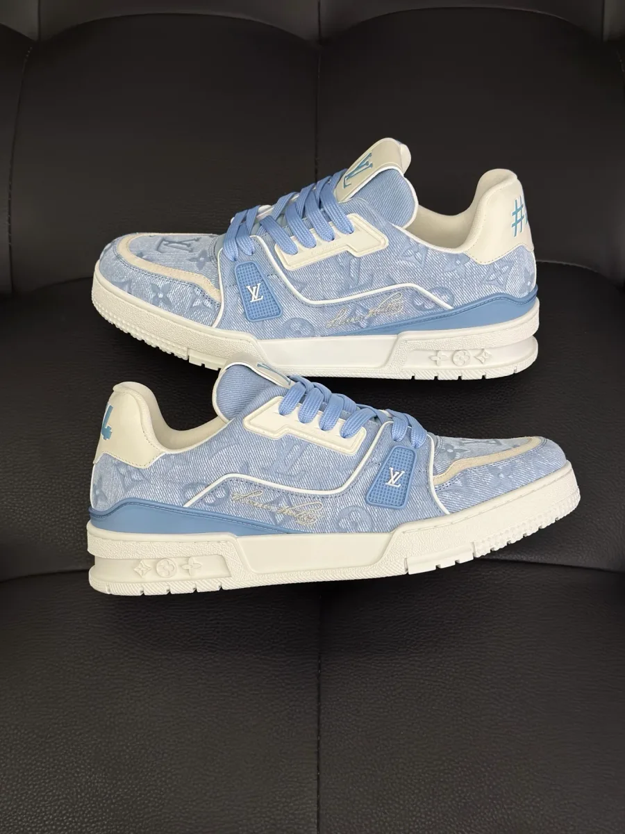 Голубые кроссовки LV Trainer с белыми акцентами и узором Monogram, вид сбоку