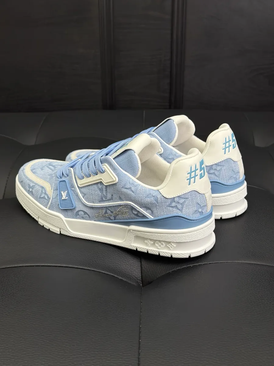 Голубые кроссовки LV Trainer, ракурс сзади и сбоку с видимым логотипом #54