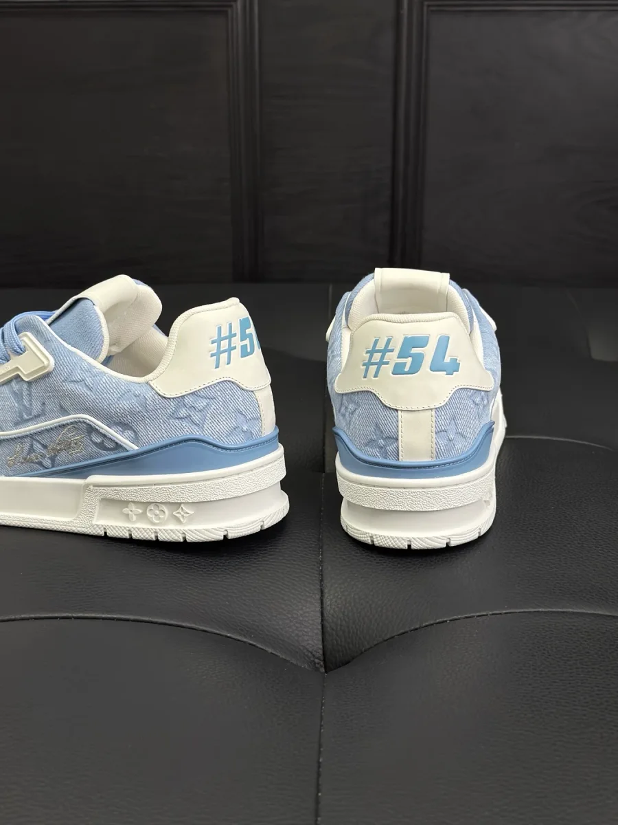 Кроссовки LV Trainer, крупный план задней части с тиснением #54 и контрастным задником