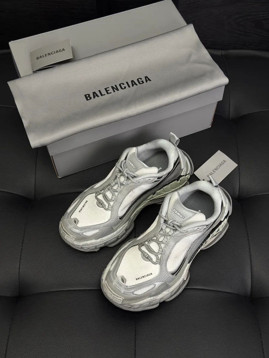 Серые кроссовки Balenciaga Triple S.2 рядом с коробкой и пыльником, вид сверху