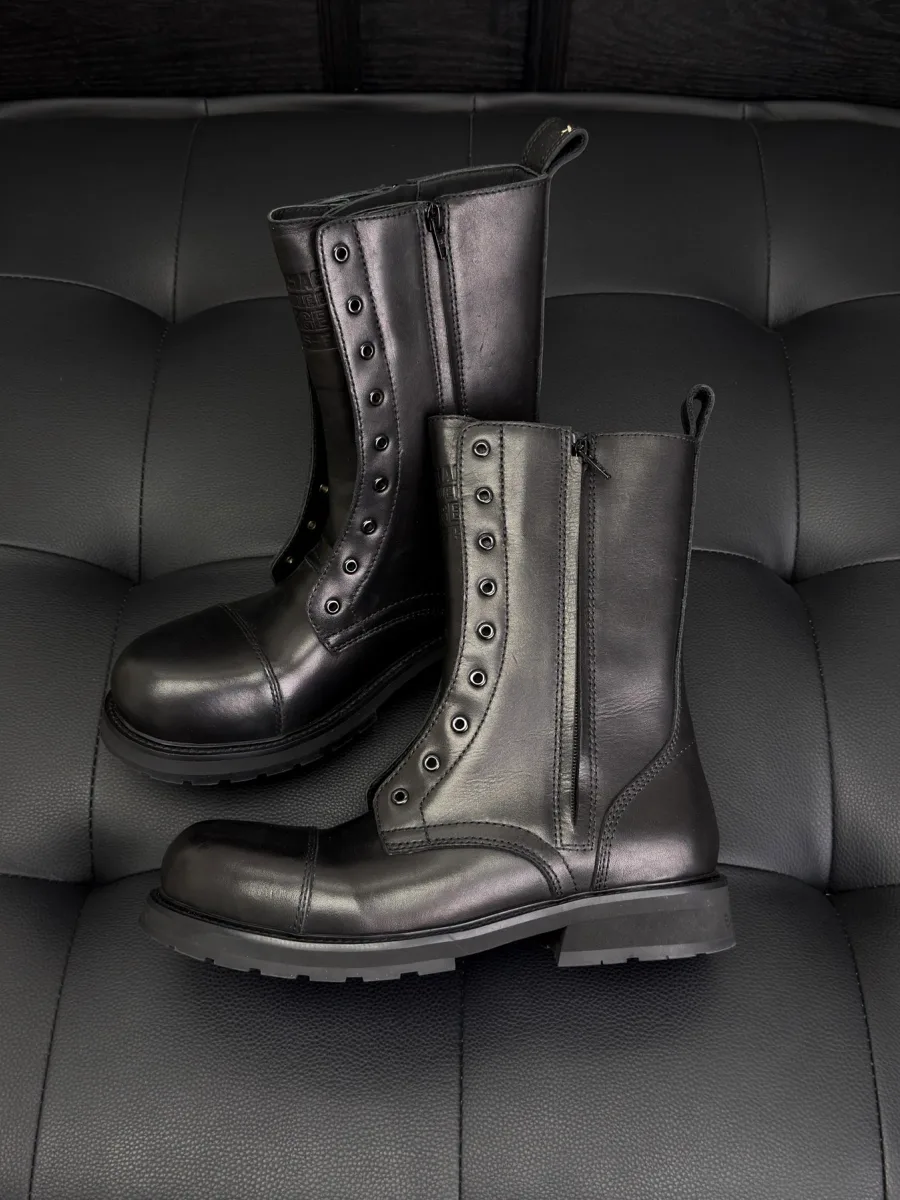 Пара чёрных кожаных ботинок Balenciaga Trooper с круглым мысом и массивной подошвой, вид сбоку