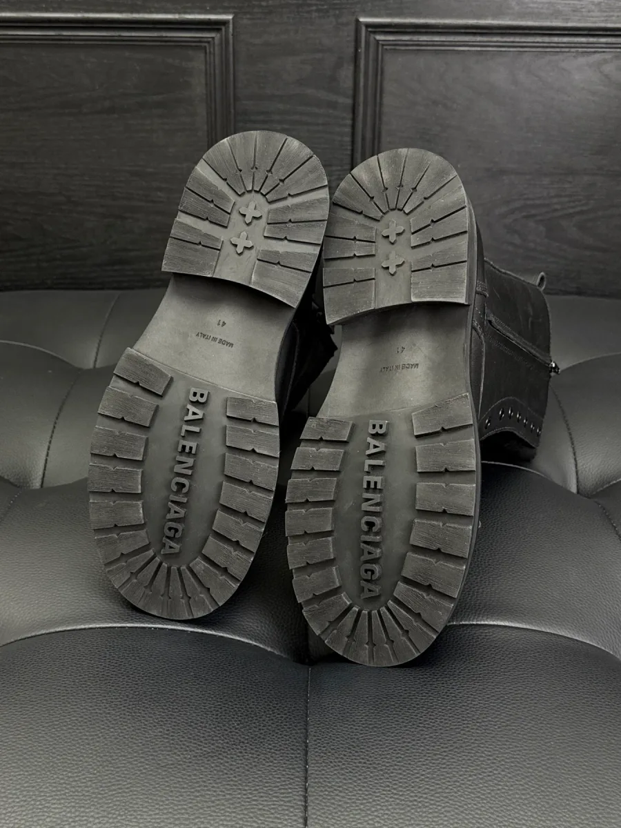 Рельефный протектор подошвы ботинок Balenciaga Trooper с тиснёным логотипом бренда