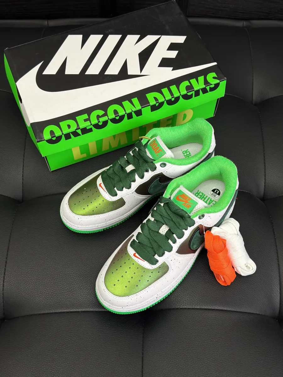 Кроссовки Nike Air Force 1 Low в бело-зелёной расцветке рядом с фирменной коробкой