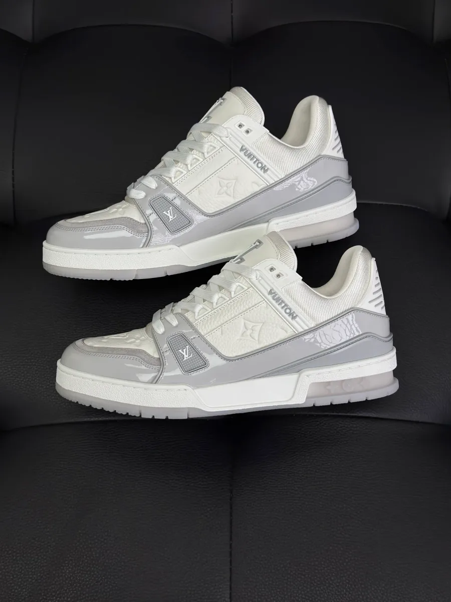 Пара низких кроссовок LV Trainer бело-серого цвета, вид сбоку