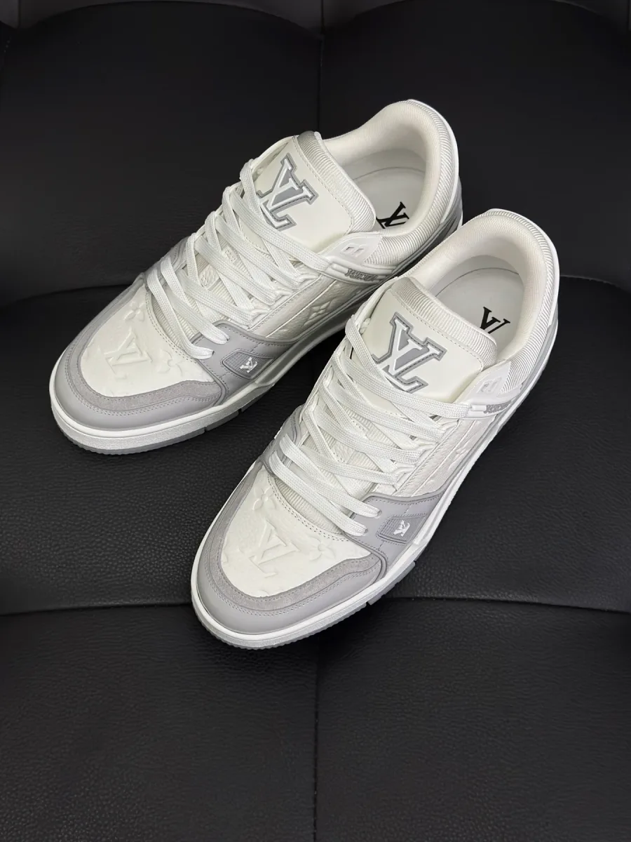 Бело-серые кроссовки LV Trainer с узором Monogram под углом