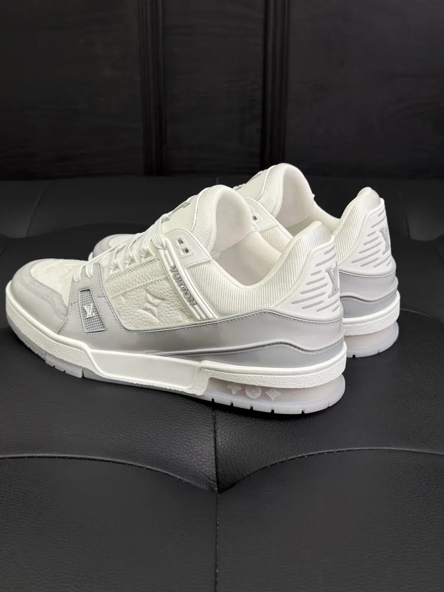 Задняя и боковая часть кроссовок LV Trainer с рельефной подошвой