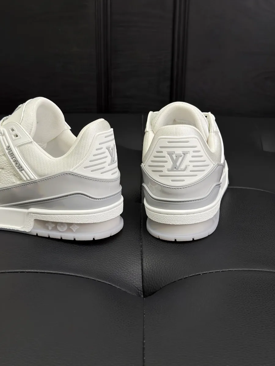 Вид на задники кроссовок LV Trainer с тиснением логотипа