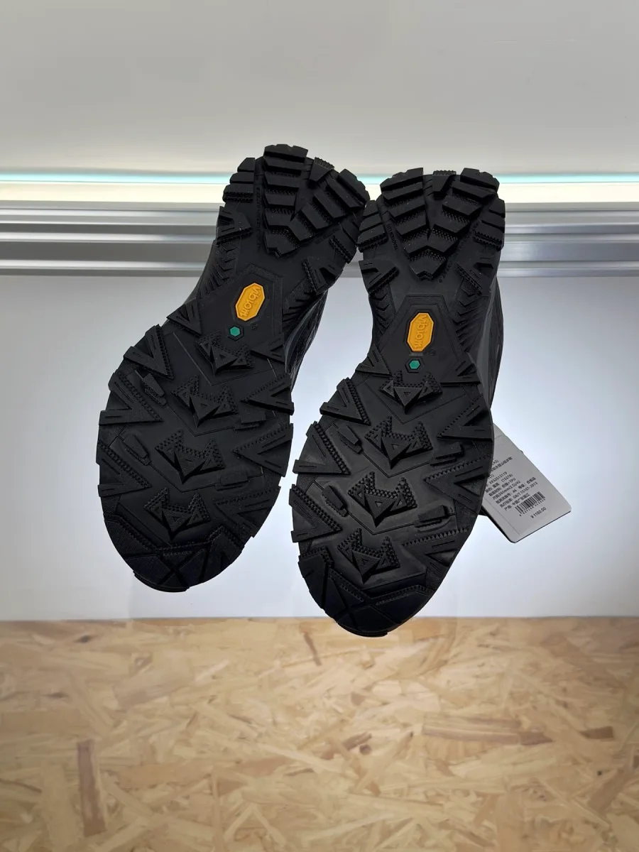 Рельефная подмётка Vibram с жёлтым логотипом и зубчатым протектором