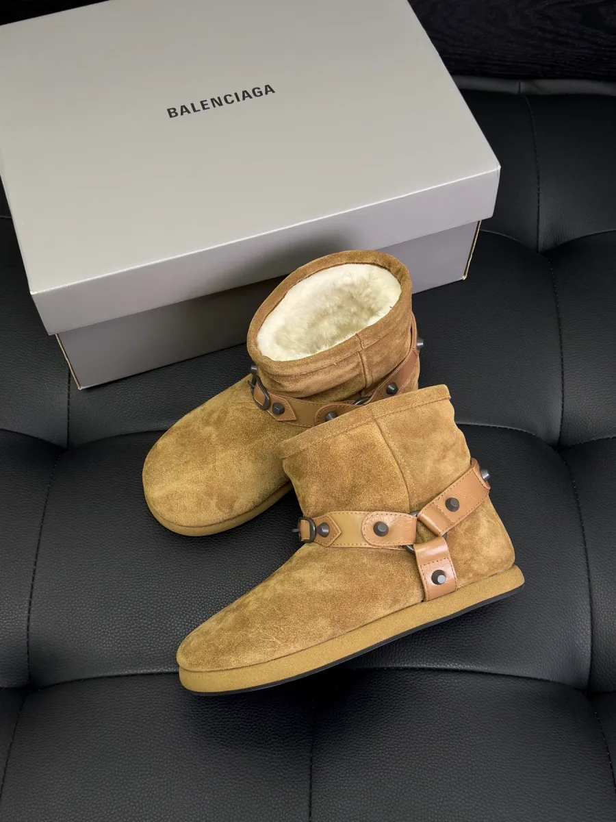 Коричневые замшевые ботинки Balenciaga Alaska Soft с коробкой, вид сверху под углом