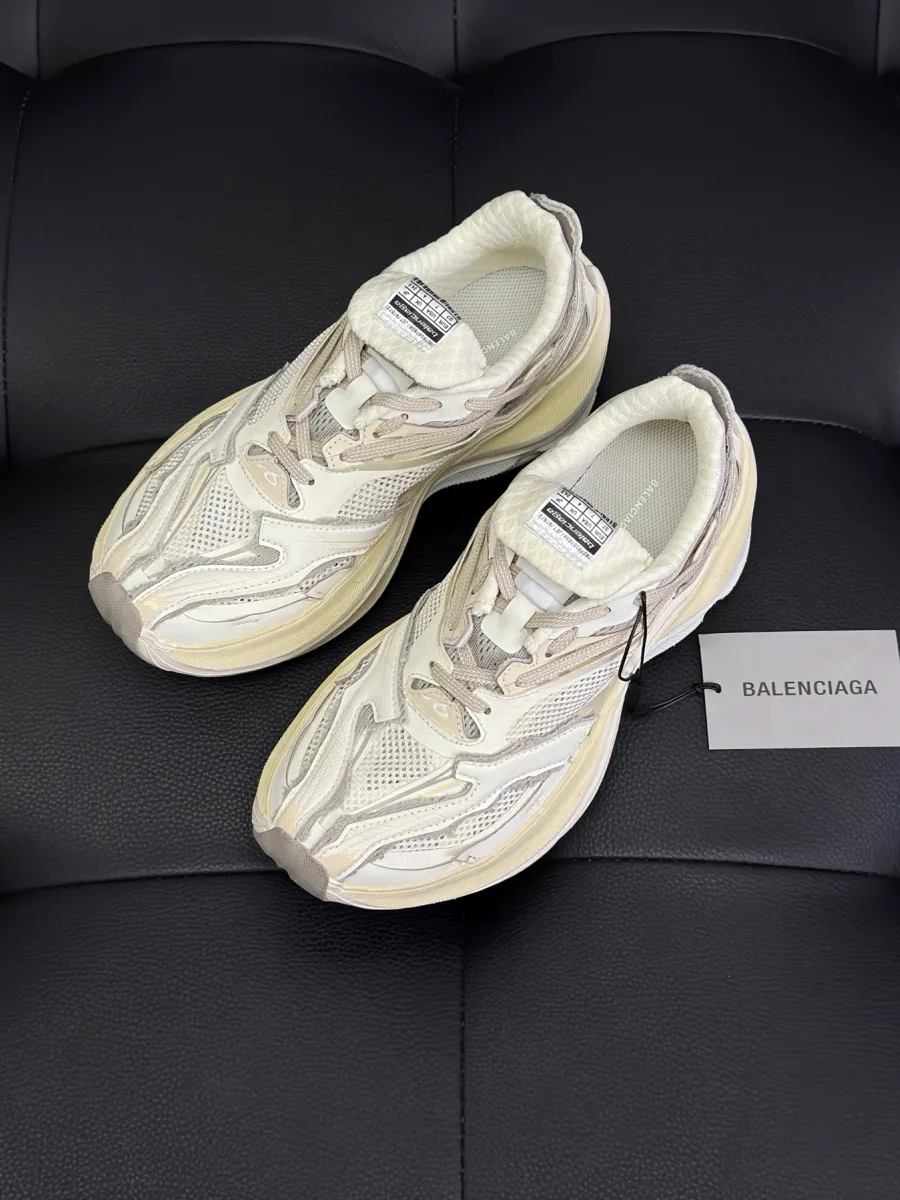Бежевые кроссовки Balenciaga Jet, ракурс сверху на чёрном фоне
