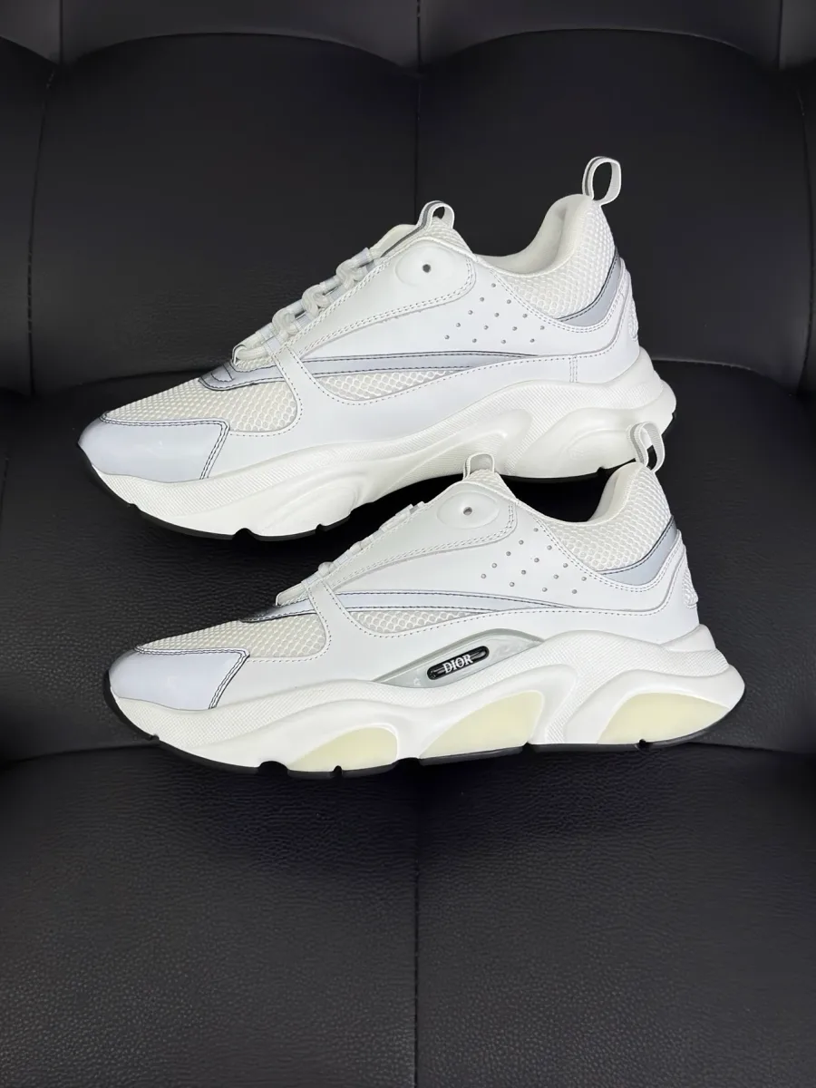Пара белых кроссовок Dior B22, профильный ракурс сбоку