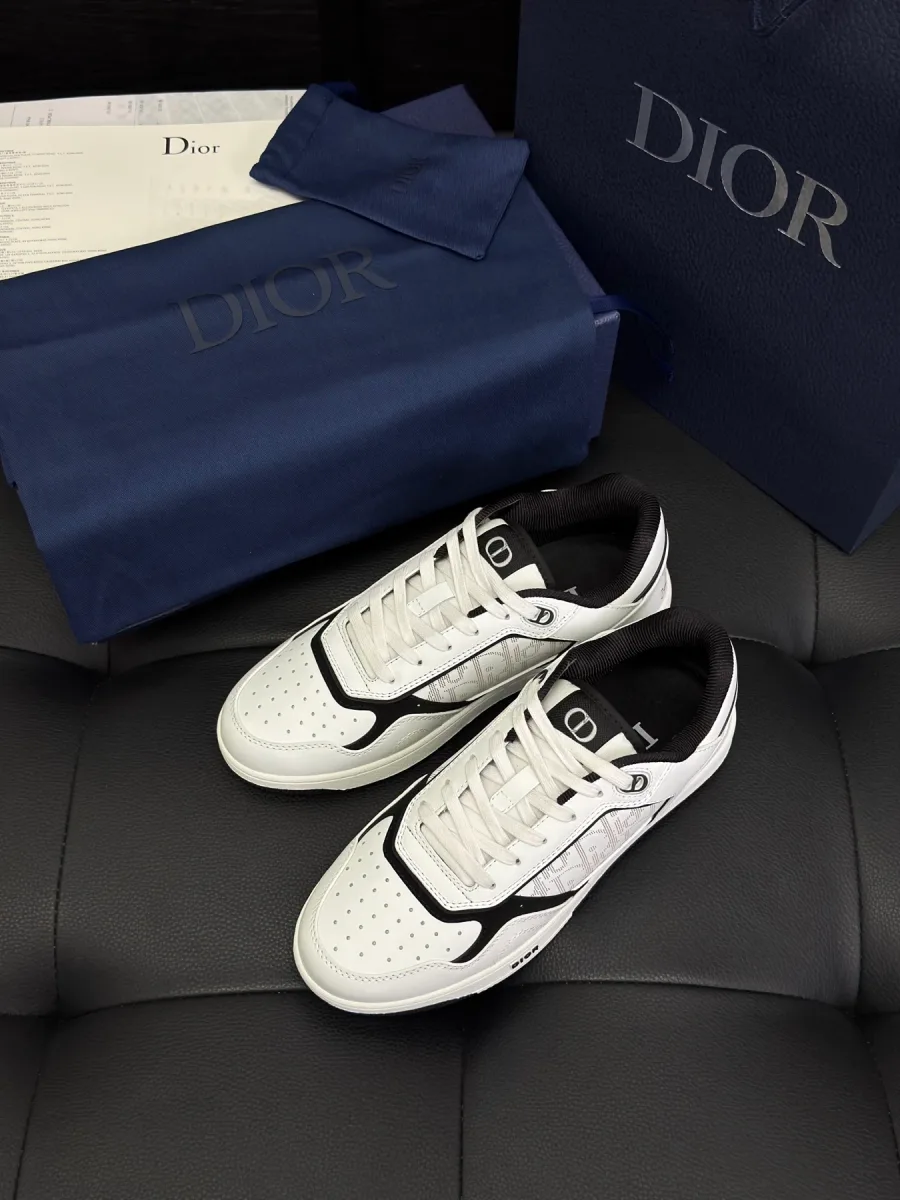 Белые кеды Dior B27 Uptown рядом с фирменной коробкой и пыльником