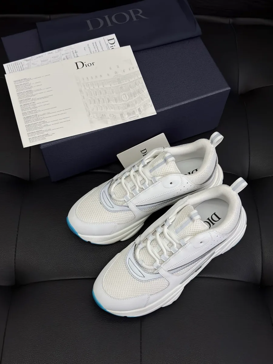 Белые кроссовки Dior B22 с фирменной коробкой, ракурс три четверти сверху