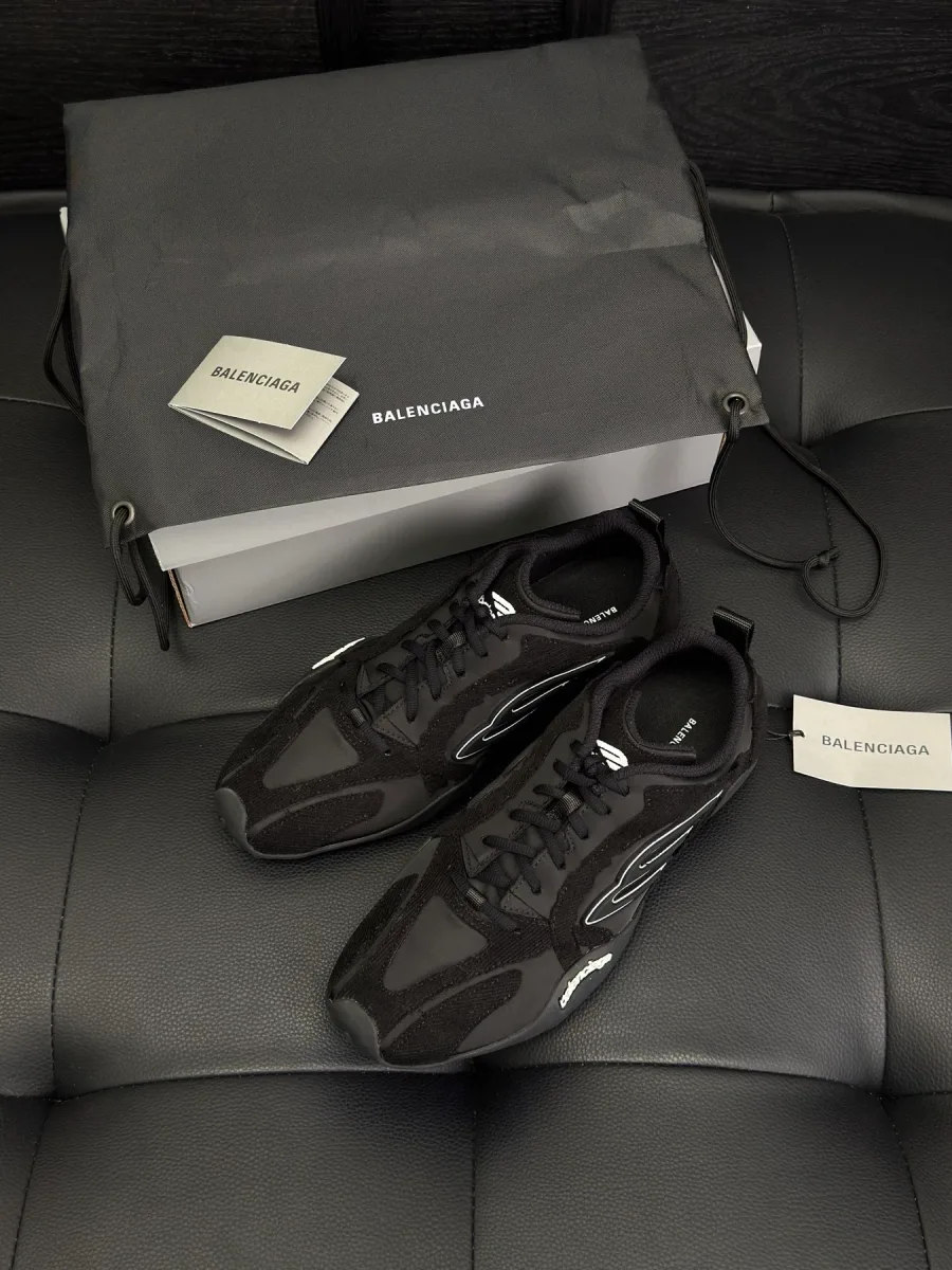 Чёрные кроссовки Balenciaga Monday рядом с фирменной коробкой и пыльником