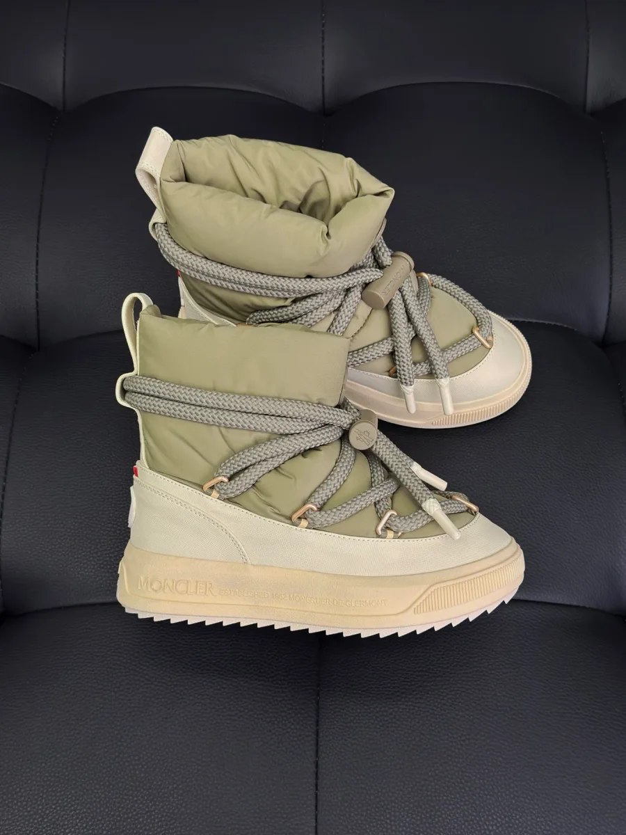 Два оливковых ботинка Moncler Altiv со шнуровкой вокруг щиколотки, ракурс три четверти