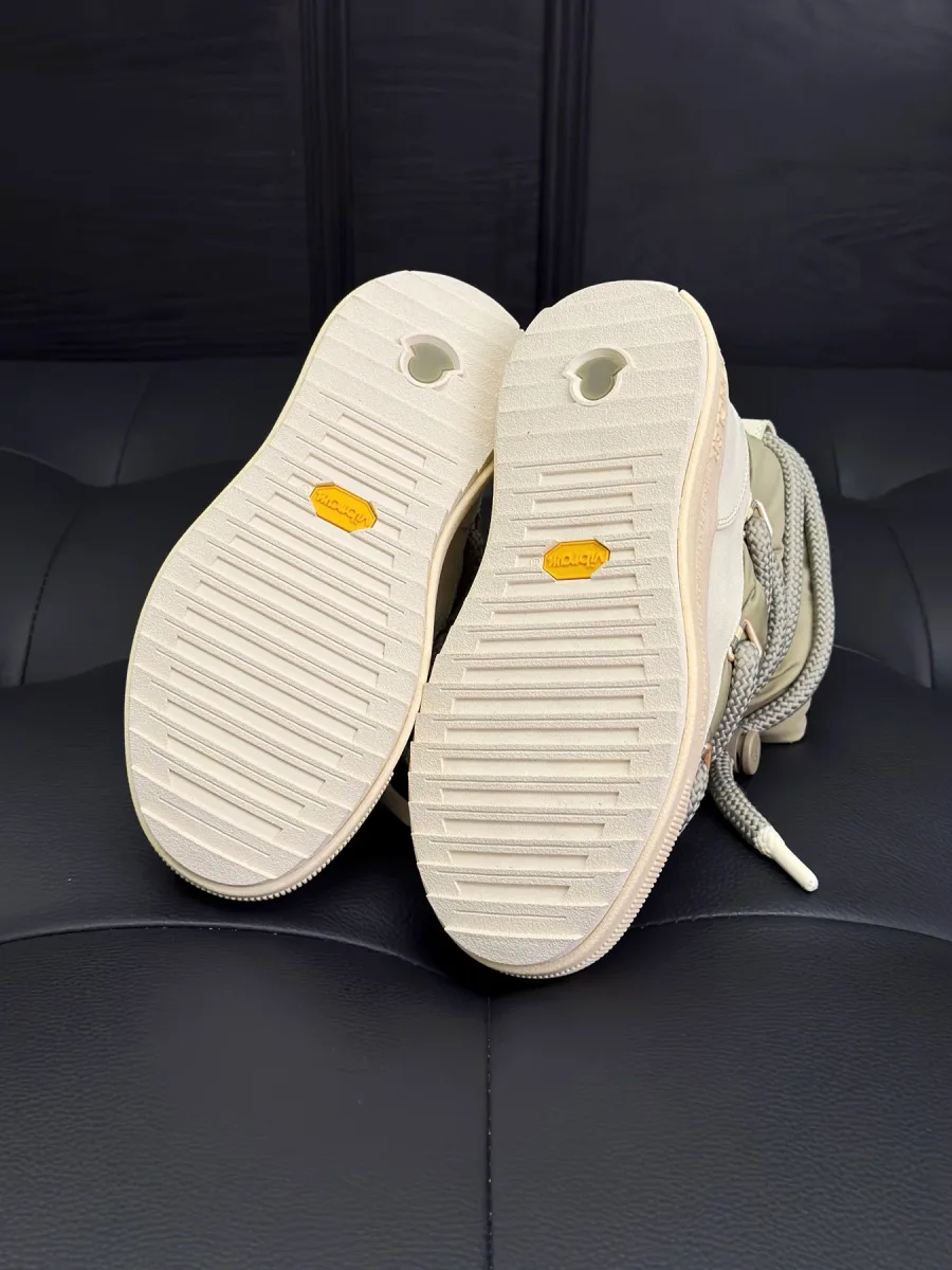 Светлая подошва ботинок Moncler с ребристым протектором Vibram и желтым логотипом