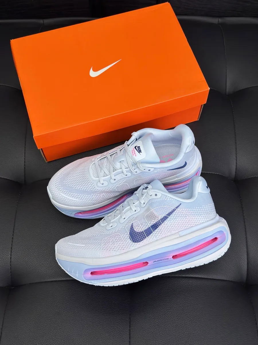 Кроссовки Nike Vomero Premium рядом с оранжевой фирменной коробкой