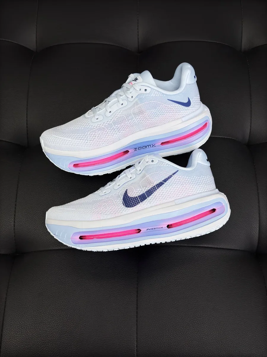 Пара кроссовок Nike Vomero Premium сбоку с демонстрацией подошвы