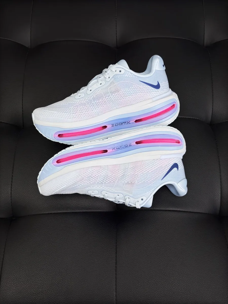 Кроссовки Nike Vomero Premium в профиль с розовыми вставками