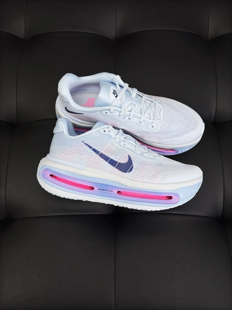 Пара кроссовок Nike Vomero Premium в ракурсе три четверти