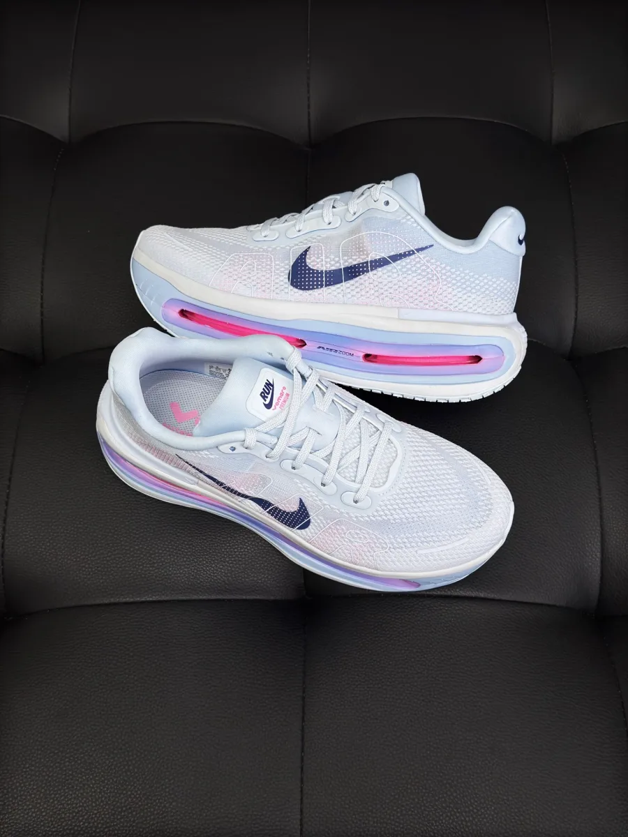 Кроссовки Nike Vomero Premium сбоку и сверху на тёмном фоне